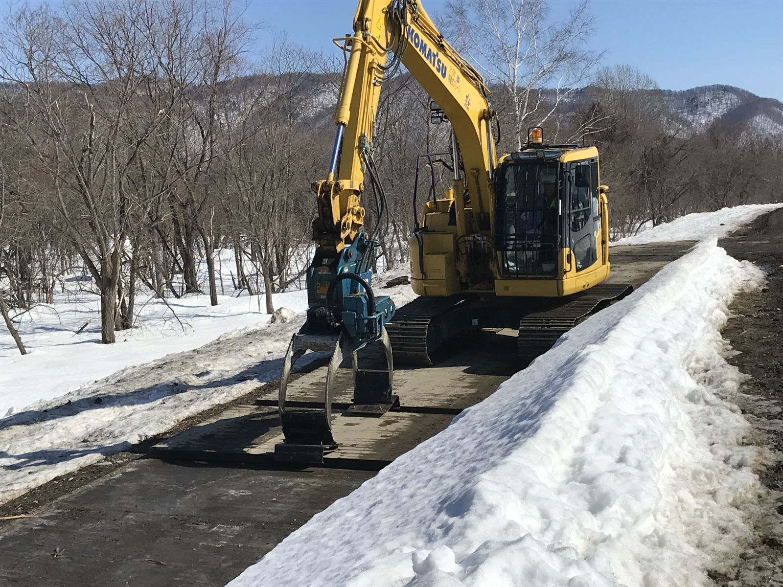 雪上での敷設作業