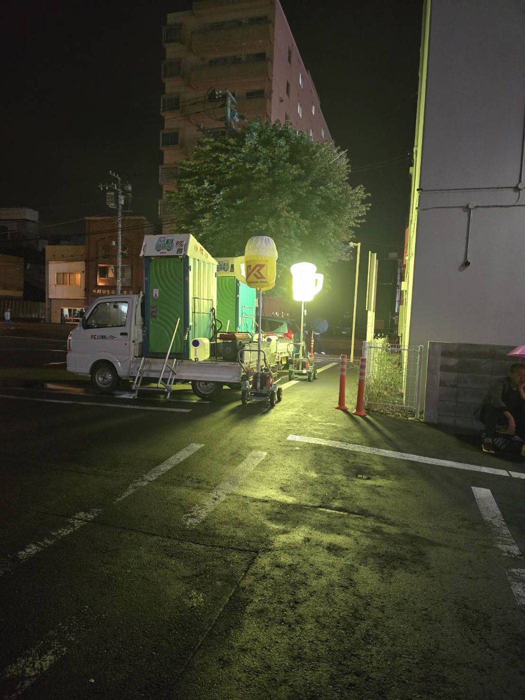 夜間の会場設営